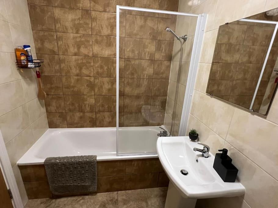 2 Bedroom Flat In Town Center Apartment *